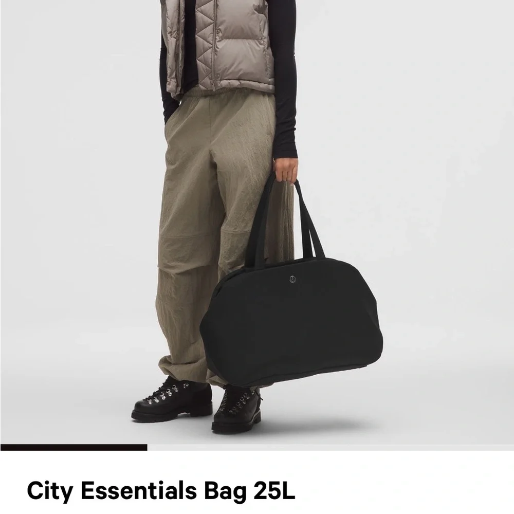 lululemon City Essentials Bag, Black. - Picture 2 of 10